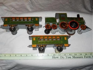 Juguetes de piso de hojalata: Strauss N0. 46 locomotora mecánica y autos de 2 pasajeros, década de 1920 - Imagen 1 de 6
