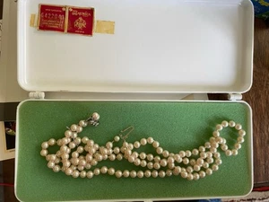 ¡ELEGANTE COLLAR DE PERLAS SINTÉTICAS CREMOSAS MAJORICA VINTAGE EN CAJA ORIGINAL! 36"" - Imagen 1 de 4