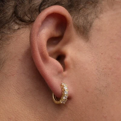 Pendientes de aro Huggie con clip de circonita cúbica solitario de plata de ley 925 enchapados en oro de 14K Foto 1 de 4