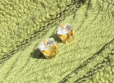 Aretes solitarios redondos de oro 14k DQ diamantes cuádruples circonitas nuevos sin etiquetas Foto 1 de 4