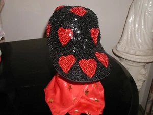 GORRA DE BÉISBOL DE SAN VALENTÍN SOMBRERO DE LENTEJUELAS CORAZONES ROJOS ¡BONITO REGALO NUEVA! - Imagen 1 de 1