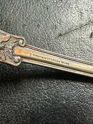 Olympian by Tiffany & Co. Cucharón de salsa de plata esterlina, cuenco estriado, 7 1/4", mono Foto 1 de 3