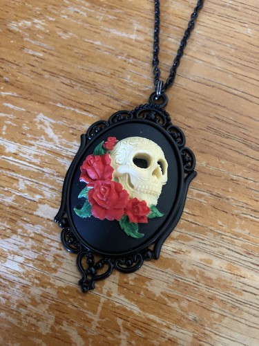 VETEMENTS Collana con ciondolo gotico vintage rose rosse cammeo teschio zucchero Halloween stregoneria