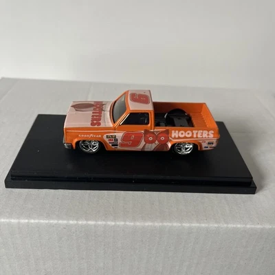 Rueda y neumáticos y pintura Hot Wheels Custom Hooters #9 83 Chevy Silverado 👀🔥 Foto 1 de 4