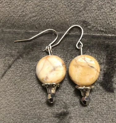 Brincos pendurados de pedra preciosa bege feitos à mão com jaspe - Imagem 1 de 4