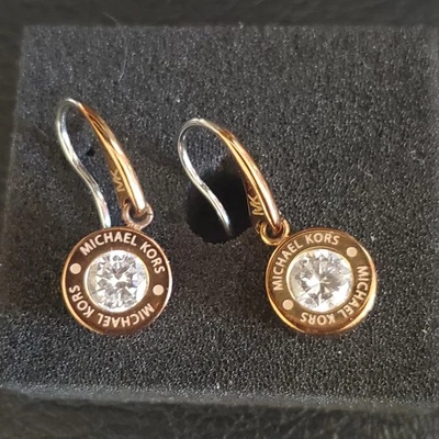 Pendientes colgantes Michael Kors oro rosa con cristales transparentes y logotipo MK delicados Foto 1 de 4