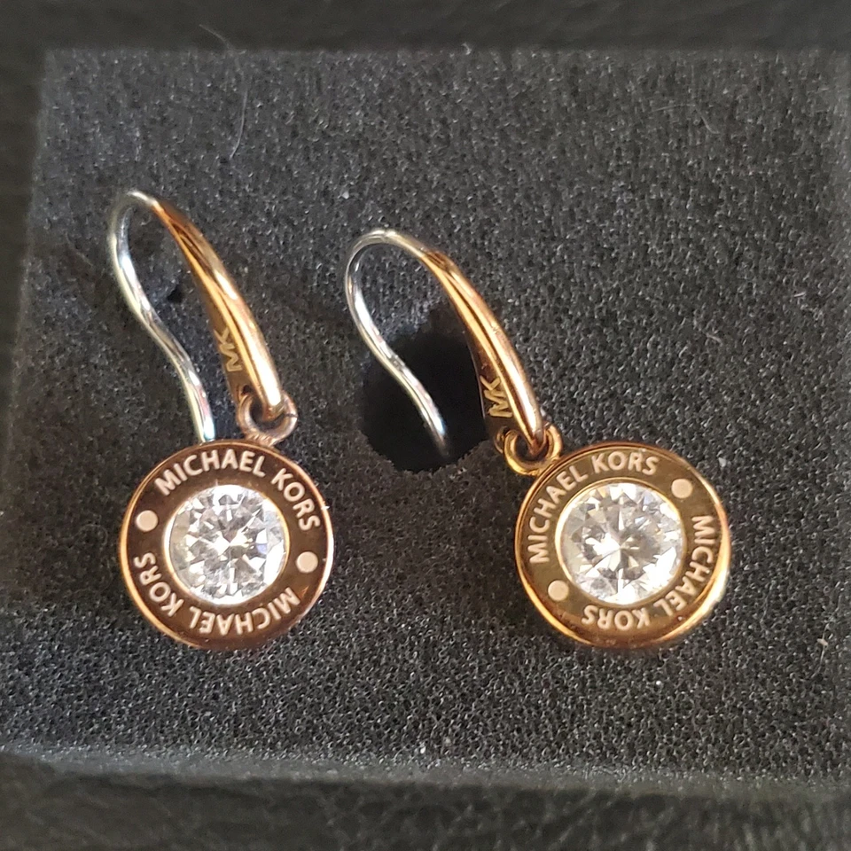 Pendientes colgantes Michael Kors oro rosa con cristales transparentes y logotipo MK delicados Foto 1 de 4