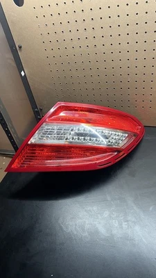 08-11 LUZ TRASERA LED DERECHA LADO PASAJERO MERCEDES BENZ W204 C300 C350 OEM FÁBRICA Foto 1 de 3