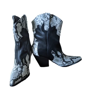 Stivaletti donna con tacco stile cowboy bianco e nero. Regno Unito taglia 5. Usato - Foto 1 di 6