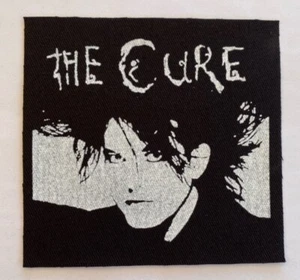 Toppa tessuto The Cure cucita su distintivo roccia gotica circa 4"" X 4,25"" (CP134) - Foto 1 di 1
