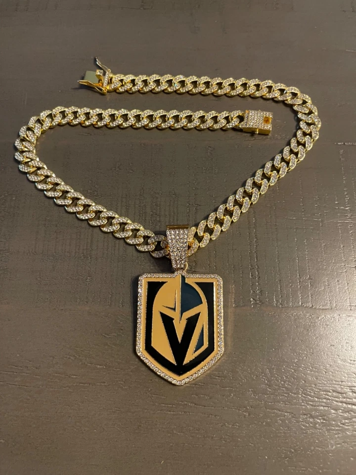 COLAR PINGENTE CORRENTE EQUIPE GELADA CAVALEIROS DOURADOS VEGAS OURO Diamante BLING PRATA - Imagem 1 de 1