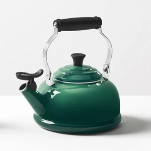 Hervidor de agua clásico Le Creuset esmaltado sobre acero de 1,7 cuartos, alcachauta - nuevo - Imagen 1 de 2