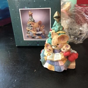 Tiny Talk Maus Figuren lesen ein Buch am Weihnachtsbaum (Carlton Karten) - Bild 1 von 6