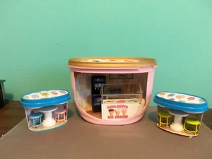 Puppenhaus Miniatur Eisdiele mit 2 Satellitenräumen (Roombox Szenario)  - Bild 1 von 7