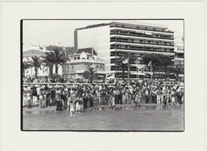 Fotógrafos originales de la década de 1980 rodeando modelo desnudo en Cannes, por Philippe Cottret - Imagen 1 de 2