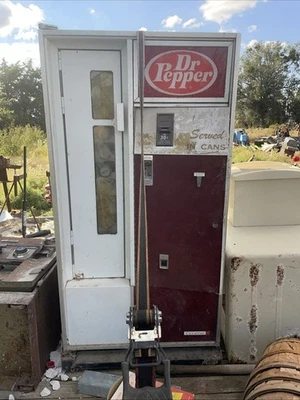 Máquina Dr Pepper 1964 vintage de funcionamiento y enfriamiento. El estado es justo Foto 1 de 3