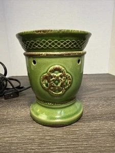 SCENTSY CELTIC LOVE KNOT FULL SIZE CERAMIC WAX WARMER IN BOX RETIRED IRISH GREEN - Picture 1 of 3