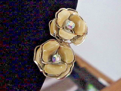 Pendientes de clip de diamantes de imitación esmaltados amarillos de colección firmados Coro Foto 1 de 3