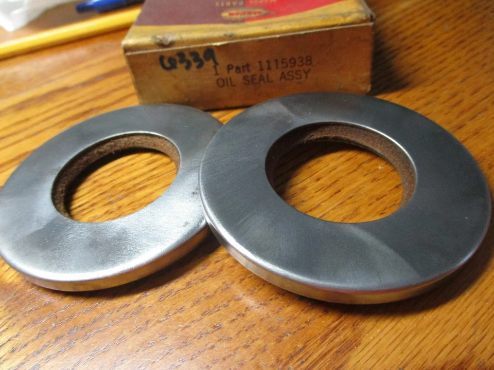 1948 49 50 51 52-57  CHRYSLER DeSOTO DODGE PLYMOUTH  Rear Wheel Inner Seals NOS - Imagem 1 de 1