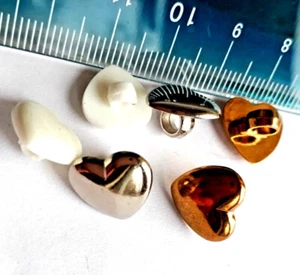 10 Little Hearts Buttons With Eyelet Plastic Costume, Crafting Boutons Кнопки - Picture 1 of 5