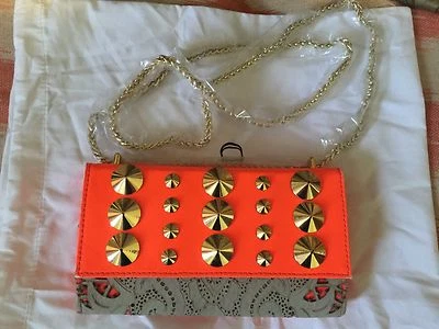 Nuevo Be & D Cuero con Tachuelas Bolso Cruzado - Coral Brillante / Oro - Imagen 1 de 2