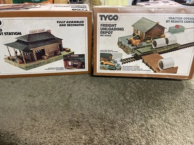 Lote De Colección De 2 Estación De Carga Iluminada Escala TYCO HO y Depósito De Descarga De Carga Foto 1 de 4