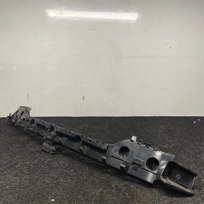 ☑️ Soporte guía central parachoques trasero OEM BMW E82 E88 135 128i 2008-2013 Foto 1 de 4