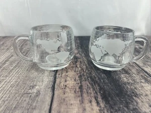 Juego de 2 tazas de café globo mapa del mundo vidrio grabado Nescafé vintage - Imagen 1 de 7