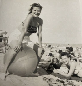 1950s Attractive Pretty Woman in Bikini Bouncing on Beach Ball Real Photo P14c13 - Picture 1 of 19