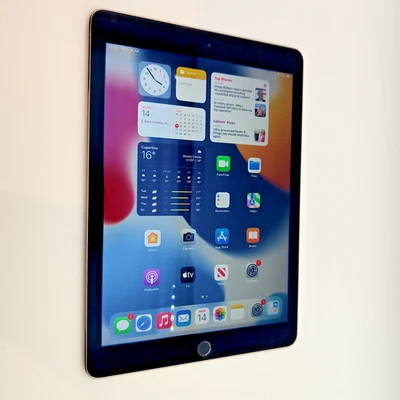 Apple iPad Air 2 32GB Wi-Fi Tablet with 9.7-Inch Screen and Bluetooth - Image 1 of 4