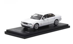 Modellino sportivo berlina Jaguar XJ6 X350 1:64 bianco auto in metallo pressofuso - Foto 1 di 7
