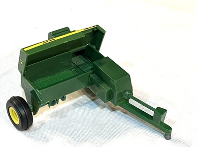Ertl John Deere Square Hay Baler model 338 - 1/32 scale, Diecast & plastic - Image 1 of 4