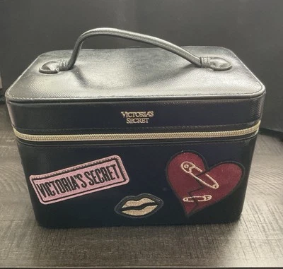 Victoria’s Secret Funda Rígida Viaje Cremallera Estuche Negro Labios Alfileres Corazón Foto 1 de 4