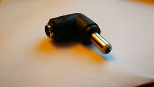 90° Winkel DC Stecker Adapter 5,5/2,1 (mama) auf 5,5/2,5 (papa) Hohlstecker ... - Bild 1 von 1