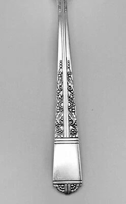 Oneida OAKLEIGH ROYAL YORK Tudor Plate Community Silverware CHOICE 1937 (17-751) - Image 1 of 2