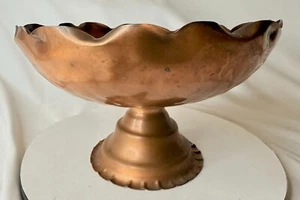 Ciotola piedistallo smerlato rame vintage MCM Gregorian USA diametro 10" martellata a mano - Foto 1 di 12