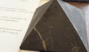¡Pirámide de sungit 10 cm pulida original de la MINA ZAZHOGINSKY! - Imagen 1 de 12