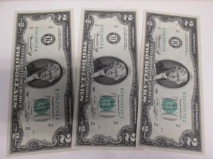 THREE 1976 US $2 FEDERAL RESERVE NOTES- UNC & CONSECUTIVE - Picture 1 of 3