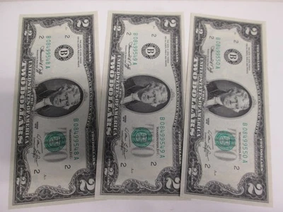 THREE 1976 US $2 FEDERAL RESERVE NOTES- UNC & CONSECUTIVE - Image 1 of 3