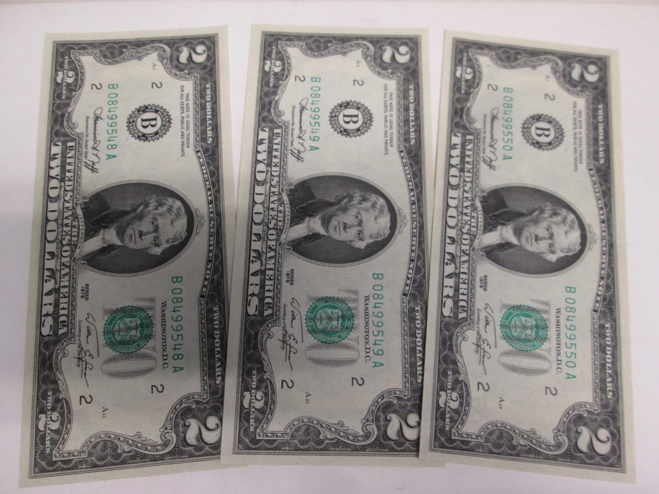 THREE 1976 US $2 FEDERAL RESERVE NOTES- UNC & CONSECUTIVE - Image 1 of 3