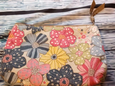 Bolso pequeño de maquillaje Thirty One o bolso cambiador flores patrón floral Foto 1 de 4