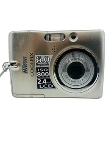 Nikon COOLPIX L11 6.0MP Digital Camera Matte Silver PARTS/REPAIR (CORROSION) 157 - Picture 1 of 6