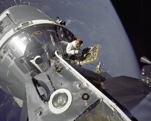 Astronauta Dave Scott en escotilla abierta módulo de comando impresión fotográfica 8x10 - Imagen 1 de 1