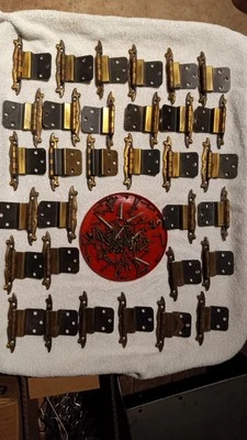 Lote #2 de 32 bisagras de puerta de gabinete desplazadas de latón vintage con tornillos Foto 1 de 3