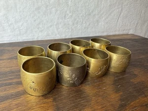 Vintage Messing Serviettenringe 8er Set goldfarben Unikat Gravur Design - Bild 1 von 10
