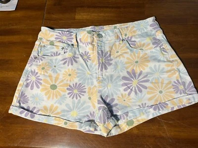 No Boundaries Jeans Shorts Women's Size 16 Flower Design White Denim Cuffed Hem - Image 1 of 3