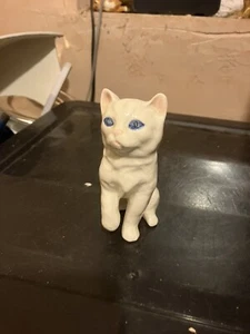 melba ware - sitting white kitten - Picture 1 of 5