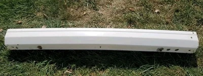 Parachoques trasero Jeep Cherokee XJ 97-01 blanco con soportes y escudo Foto 1 de 4