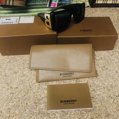 正品博柏利太阳镜。 状况完好。 太棒了。 男女通用。 — 第 1/4 张图片