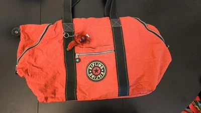 Original Kipling Reisetasche in Rot mit ikonischem Affen-Anhänger - Größe L - Bild 1 von 4